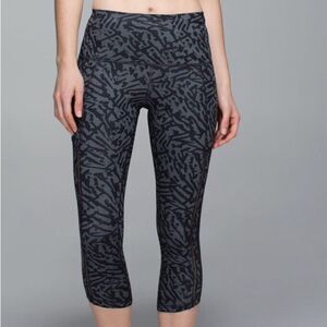 Lululemon Hot To Street Crop Biggie Brushed Animal Coal Black Yoga EUC Size 4